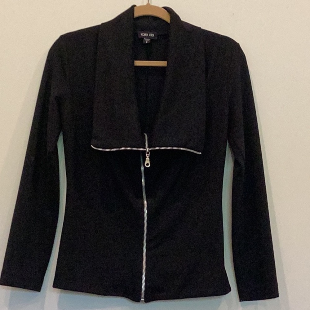 Ronen Chen Black L/S Silver zip front fitted hip length jkt in size 4.